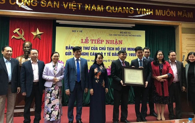 Bộ Y tế tiếp nhận bức thư quý của Bác Hồ sau 63 năm