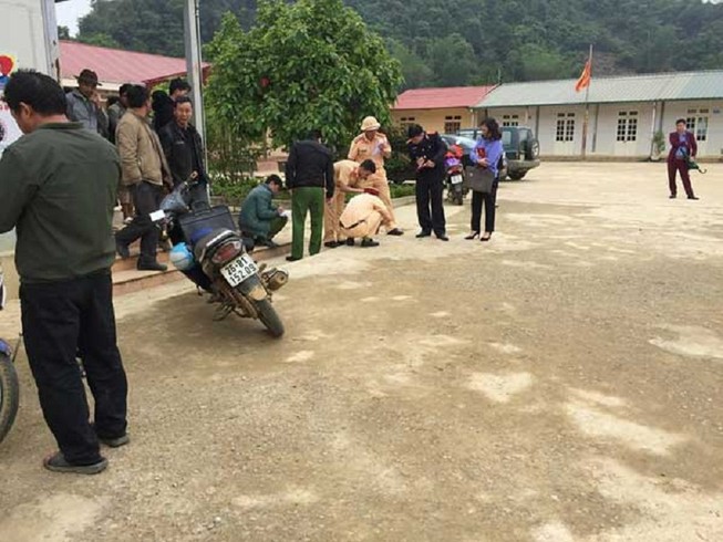Giáo viên lùi ô tô trong sân trường, 1 học sinh tử vong