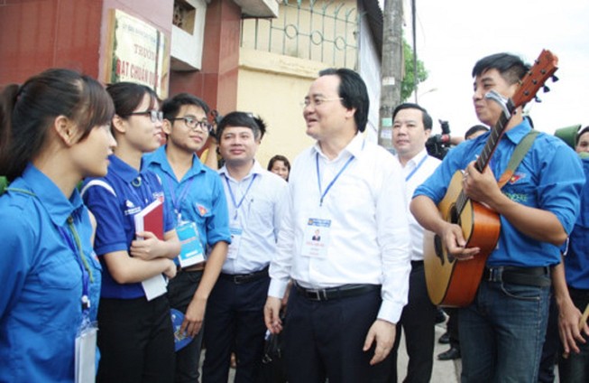 Bộ trưởng Phùng Xuân Nhạ động viên thí sinh trước giờ thi