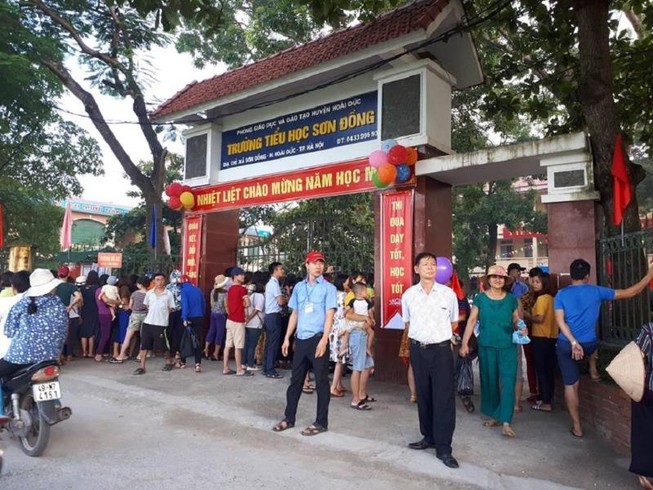 'Những người tố trường lạm thu không có hộ khẩu ở xã Sơn Đồng'