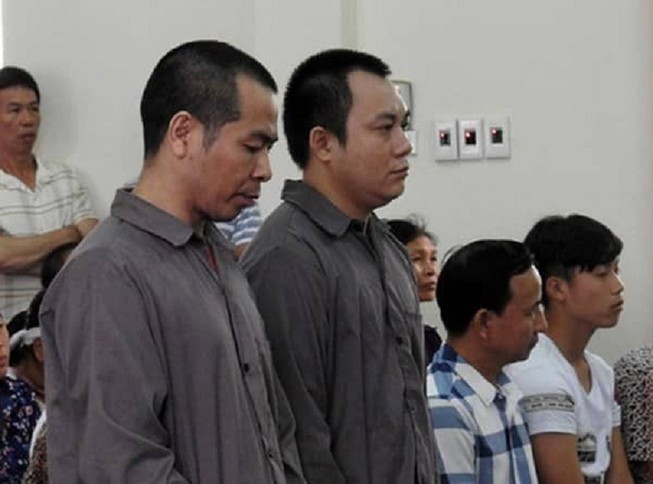 Vụ lùi xe trên cao tốc 4 người chết: Vợ bị cáo nộp 2000 chữ ký