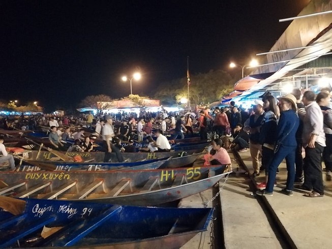 Cả nhà dắt nhau đi dâng lễ chùa Hương từ nửa đêm
