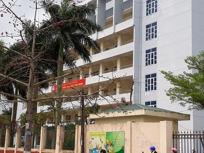 Thầy giáo bị tố nhắn tin 'gạ tình' nữ sinh lớp 10