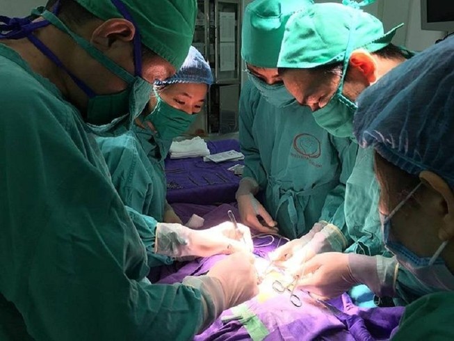 Chơi đá bóng, nam sinh viên bị 'mất' một tinh hoàn
