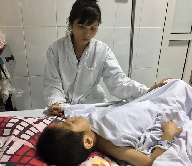 Bé trai 9 tuổi bại não bị chó cắn nát bộ phận sinh dục