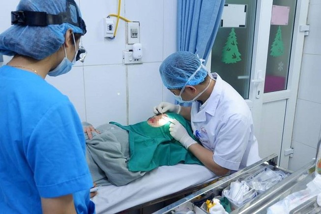 Máu chảy liên tục gần 8 tiếng sau khi cắt mí tại spa
