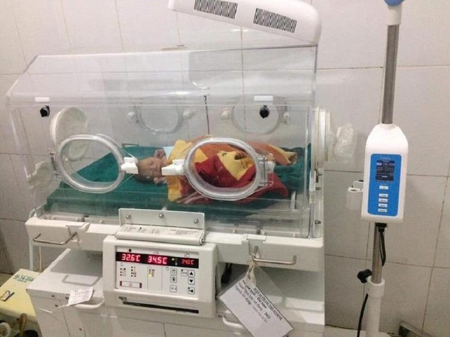 Bác sĩ dùng đèn xe chiếu sáng cứu sản phụ đẻ rơi giữa rừng