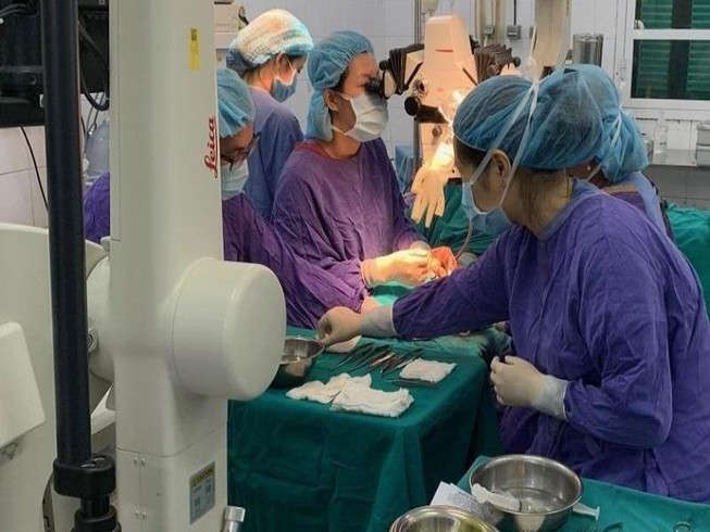 Bé 9 tuổi bị lột da dương vật do trèo cây tụt xuống quá nhanh