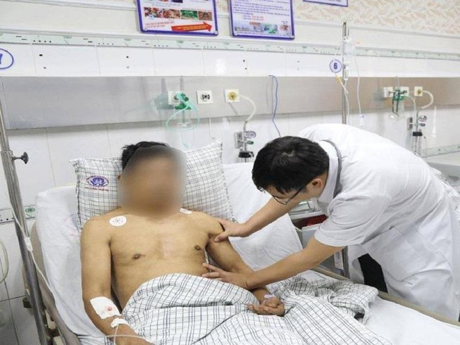Nam thanh niên chấn thương ngực nặng do va chạm với hòn gạch