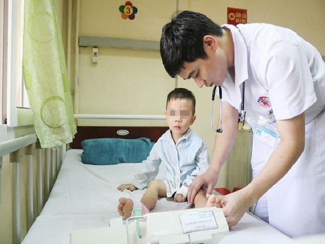 Mắc hội chứng lạ, bé 3 tuổi liệt hai chân sau giấc ngủ trưa