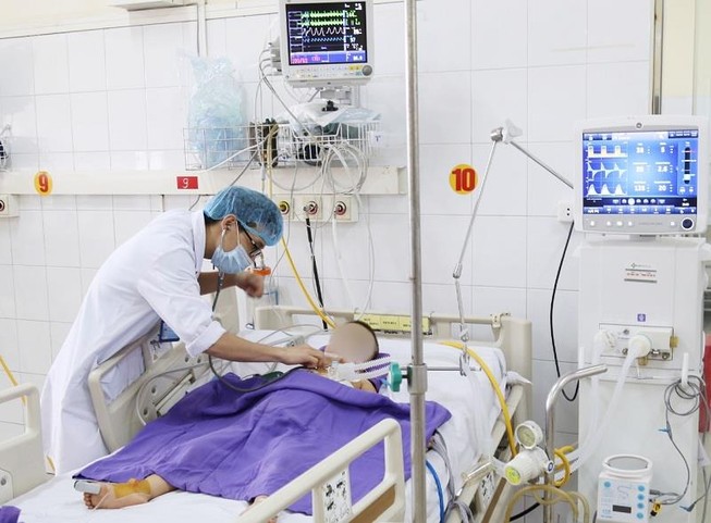 Bé trai 4 tuổi bị cây đè đa chấn thương, nguy kịch