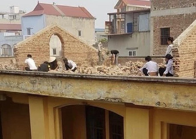 8 học sinh bị phạt lên mái nhà đẽo gạch dưới trời nắng gắt