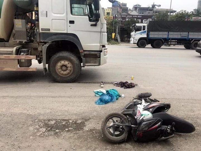 Nam sinh bị xe bồn tông gãy chân trên đường đi thi về