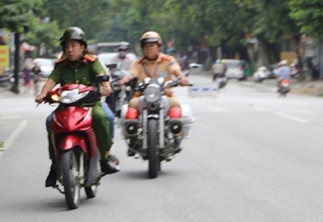 Công an hú còi 'hộ tống' thí sinh ngủ muộn đến phòng thi