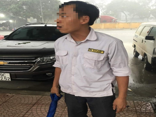 Tài xế taxi đánh 3 cô gái vì không đi xe