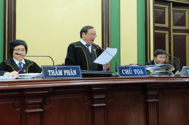 TP.HCM: Thẩm phán mặc áo thụng khi xét xử
