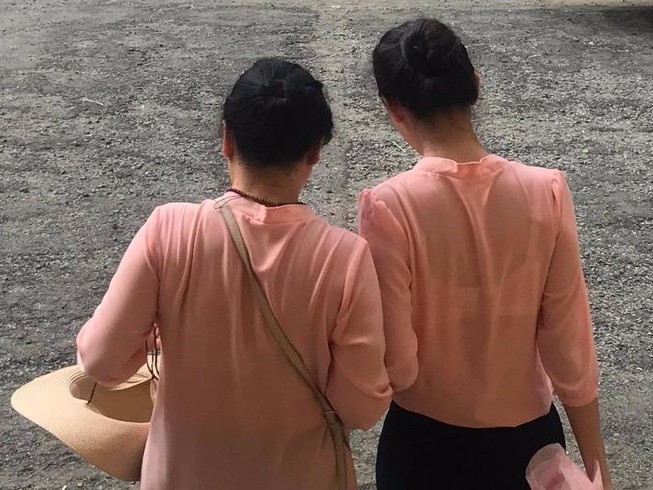 Hoa hậu Phương Nga cùng mẹ đến toà sau khi tại ngoại