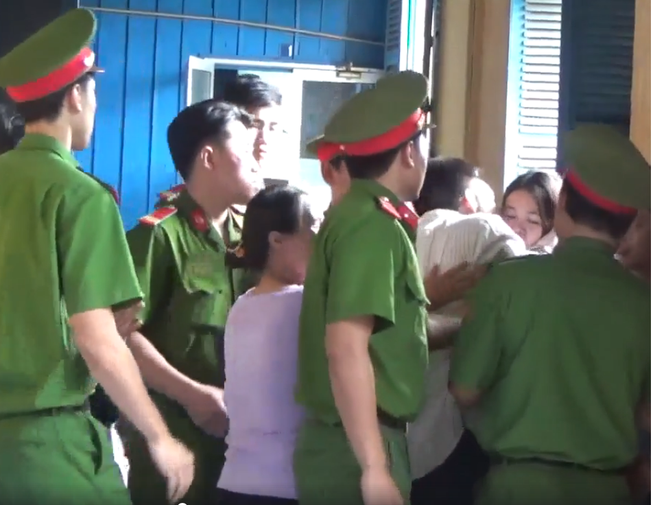 Tử tù nhào đến ôm hôn những người thân lần cuối