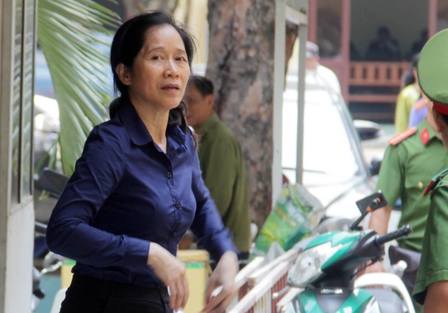 Nữ nhân viên giả chữ ký sếp buôn lậu hàng cấm