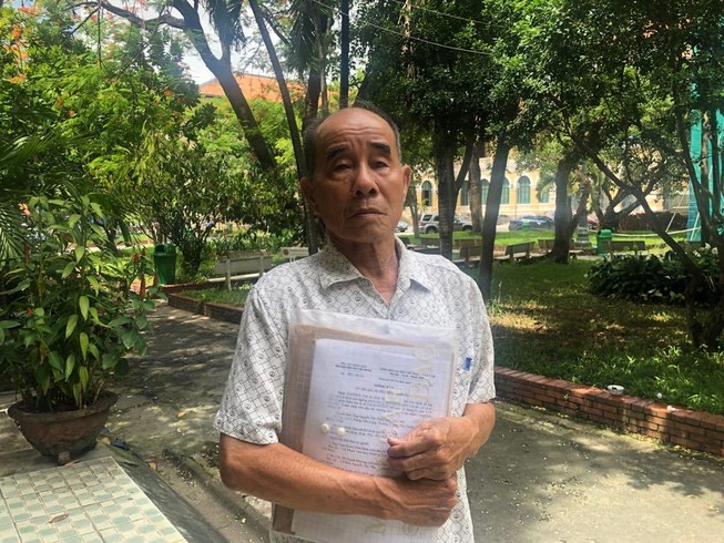 Cụ ông 79 tuổi kiện bệnh viện mắt đòi bồi thường tiền tỉ