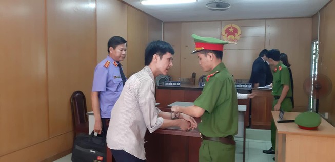 Thanh niên trẻ giả gái tiếp cận 2 người đàn ông Trung Quốc