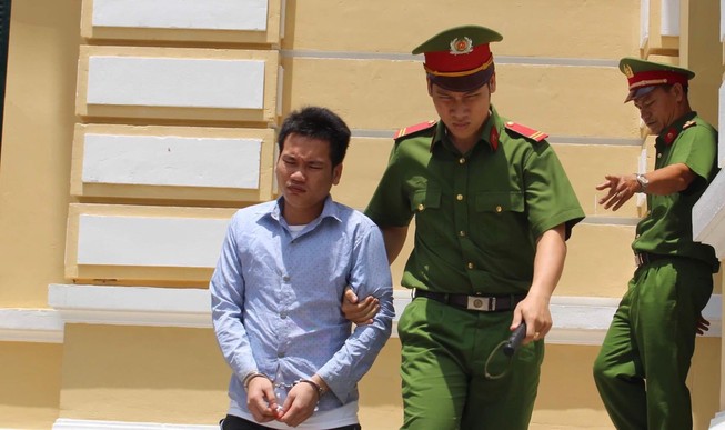 Thanh niên dùng dao đâm xuyên hàng rào sắt giết người