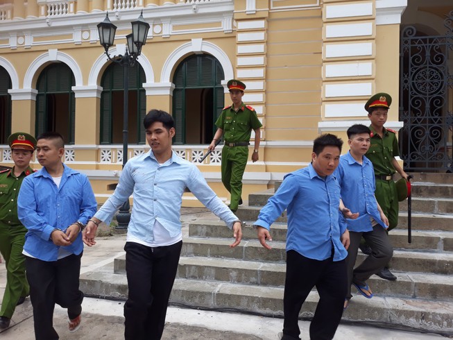 Nhóm tài xế dùng súng cướp ngay tại khu dân cư