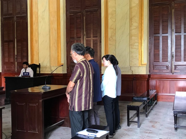 Sếp tham ô 60 tỉ bỏ trốn sang Mỹ, dàn nhân viên hầu tòa