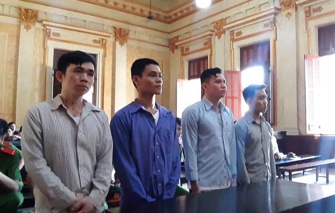 Ế khách, chủ quán thuê người đánh dằn mặt em cột chèo
