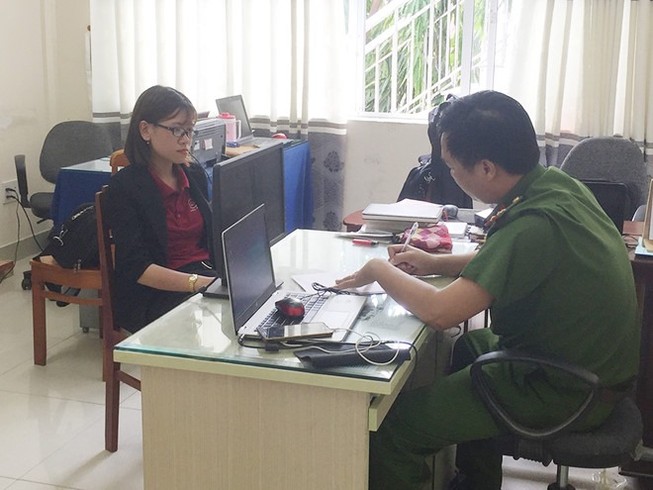 Nữ 'người hùng' Alibaba: Đập luôn xe cẩu này cho chị!