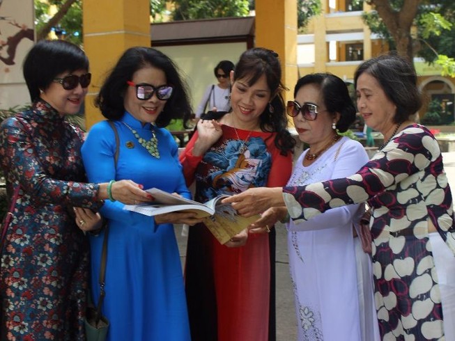 Cựu nữ sinh Trưng Vương nô nức diện áo dài đi gặp mặt