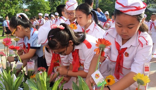 350 cháu ngoan dâng hoa, báo công với Bác Hồ