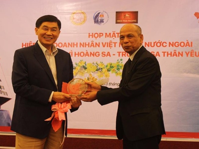 Doanh nhân kiều bào hướng về biển đảo đầu năm