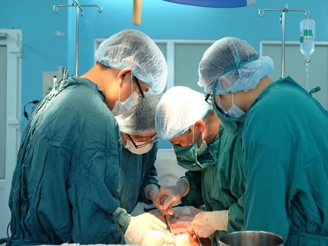 Tưởng tăng cân, suýt chết vì khối u 4 kg mềm như sương sa