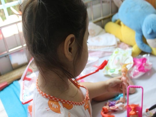 Bé gái ho sốt kéo dài vì bướu lạ mọc trong phế quản