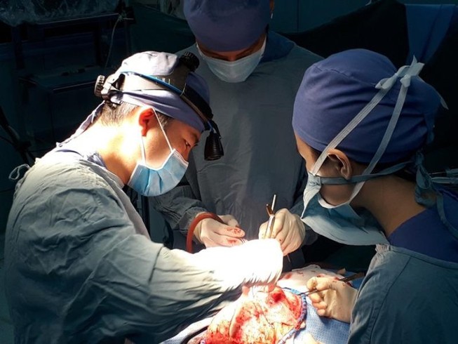 Bác sĩ 'phù thủy' thu nhỏ đầu to khác người cho hàng chục trẻ