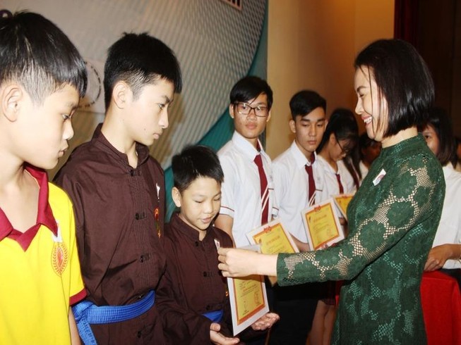 Quỹ học bổng Vừ A Dính 'ươm mầm tương lai' cho 345 em