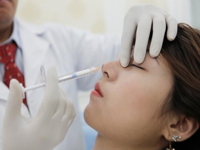 Vì sao tiêm filler nâng mũi dễ gây mù mắt?