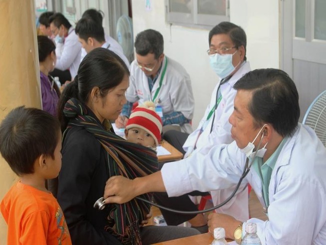 Bác sĩ lặn lội vùng sâu khám bệnh cho dân nghèo