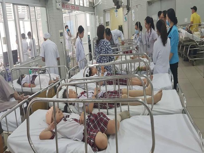 Sập giàn giáo trong sân trường, 25 học sinh bị thương