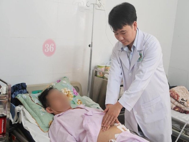 Phát hiện ung thư đường tiết niệu khi đi mổ cột sống