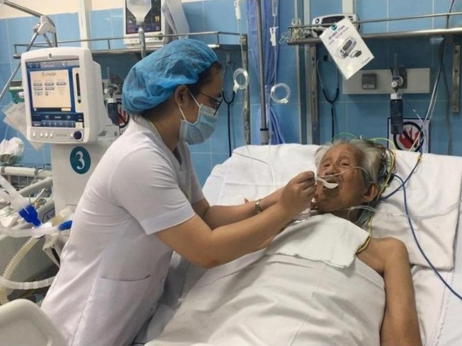 Điều dưỡng gội đầu, đánh răng cho người bệnh