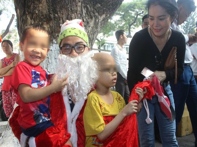 Ông già Noel xuất hiện bất ngờ làm ấm lòng các bệnh nhi