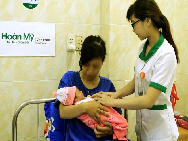Mẹ bầu đi chơi, thai ngôi ngược lọt nửa người ra ngoài