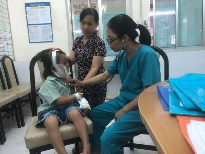 Bé gái bỏng nặng vì nghịch chai keo xịt tóc đã hết