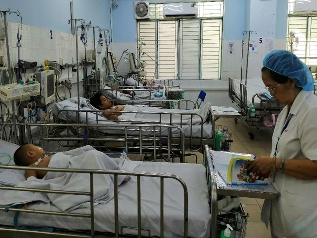 Đang chờ khám tiêu chảy, bé lên cơn co giật vì nắng nóng
