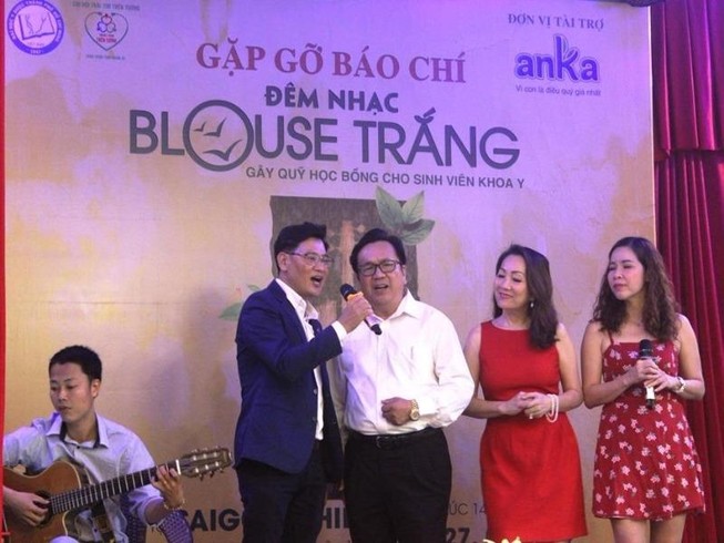 Blouse trắng miệt mài 'Hát cho yêu thương'