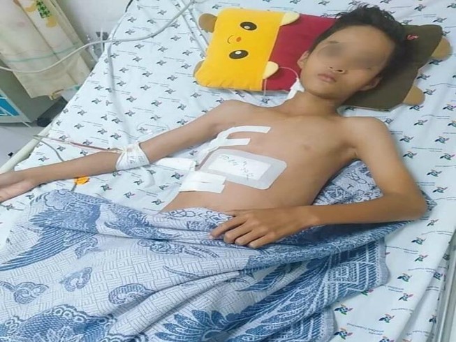 Đi cắt lúa thuê, bé trai nhà nghèo bị thanh sắt đâm thấu ngực