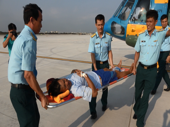 Trực thăng đưa người từ Trường Sa về đất liền cấp cứu