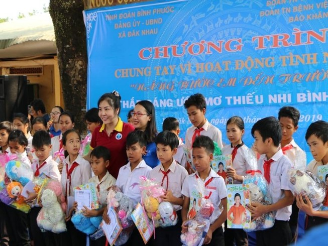 Trò nghèo háo hức khi được nhận học bổng, tặng quà